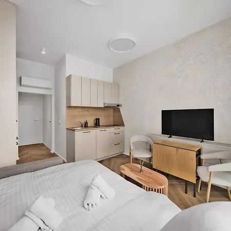 Quiet Retreat - 10 Min From Main Station شقة